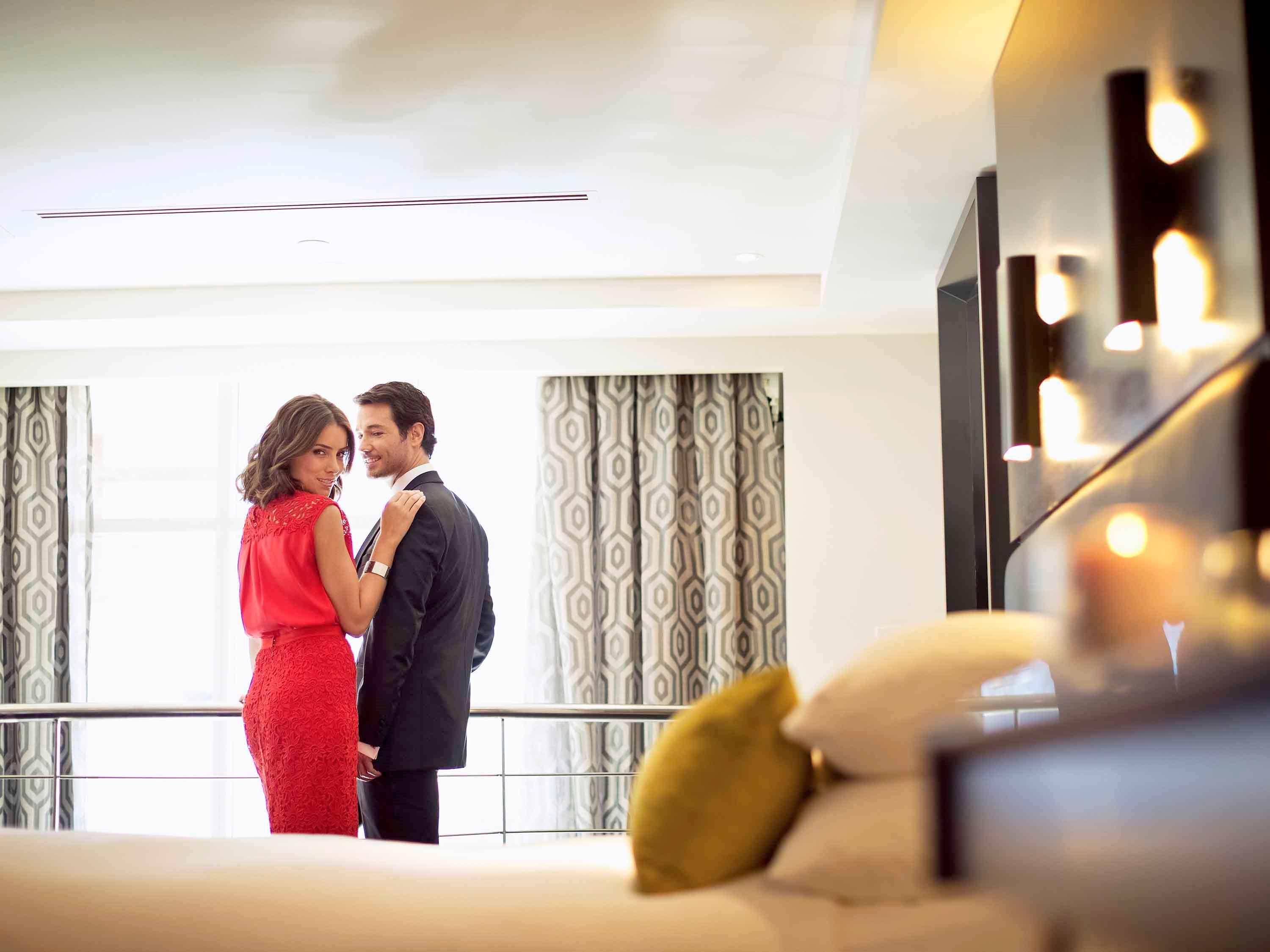 美憬阁墨尔本科莫酒店 外观 照片 A couple in a hotel room