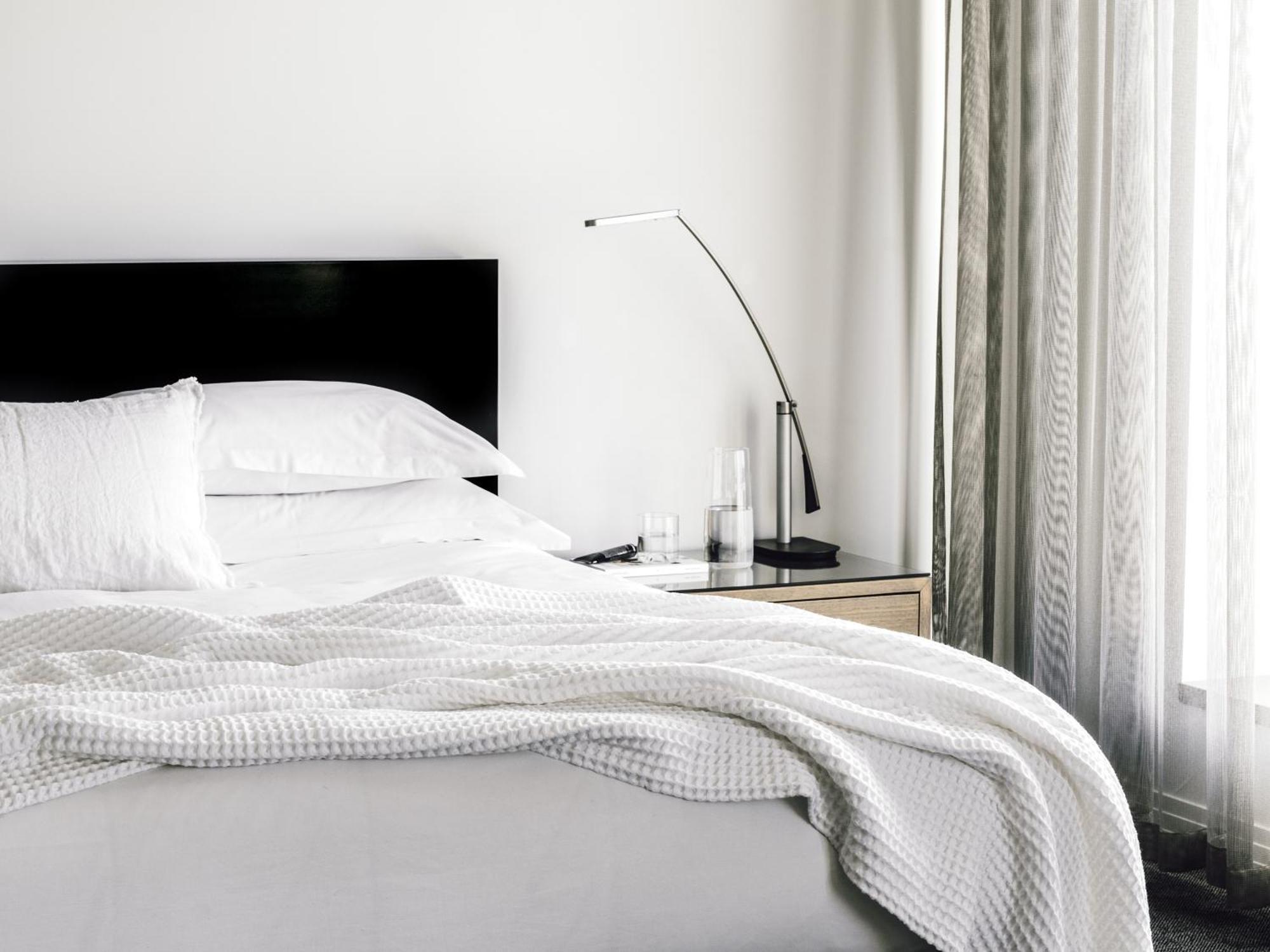 美憬阁墨尔本科莫酒店 外观 照片 A modern bedroom
