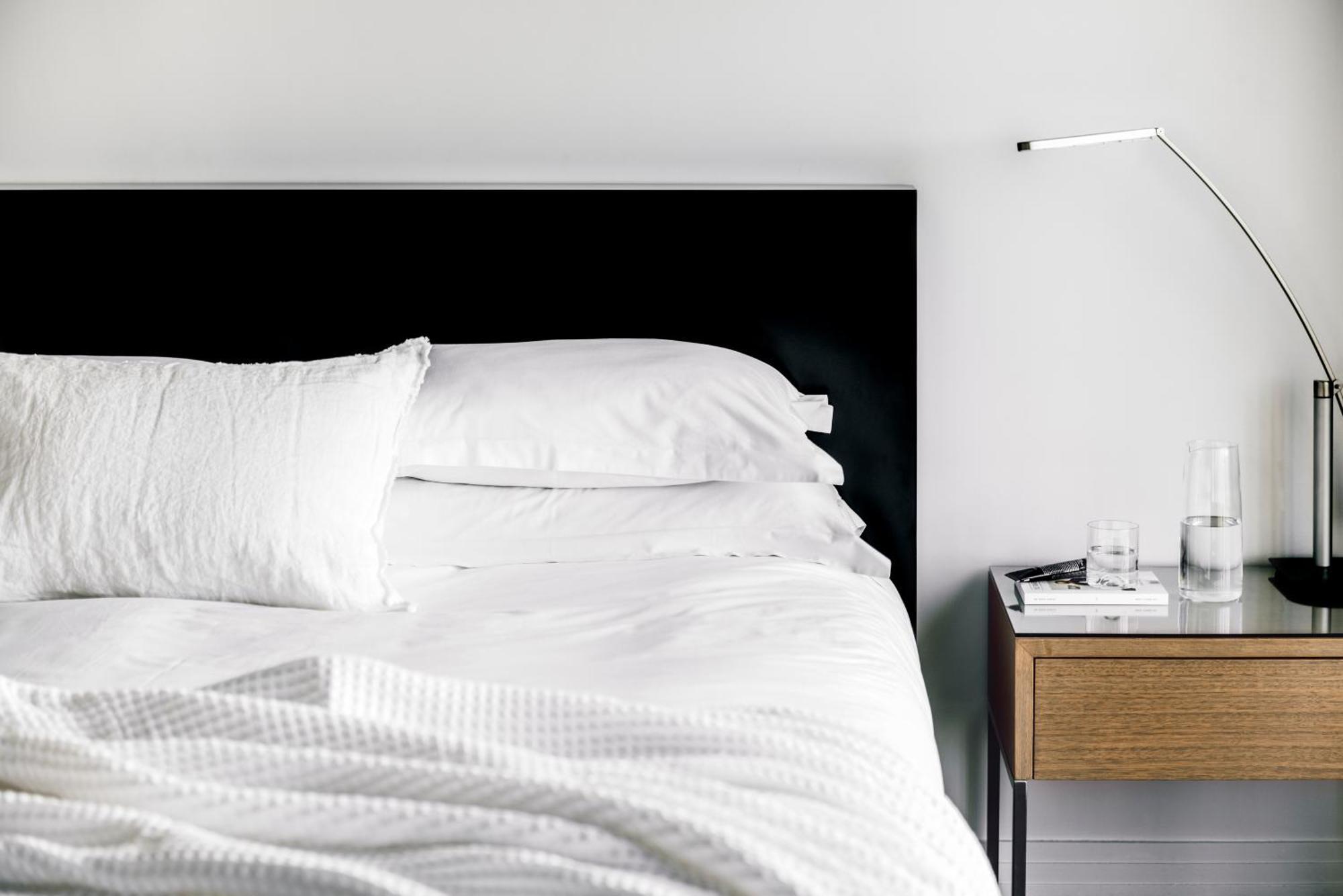 美憬阁墨尔本科莫酒店 外观 照片 A bed with a black headboard